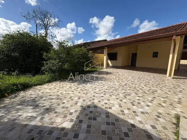 Casa térrea com edícula completa, 4 vagas, churrasqueira e espaço para piscina à venda em Peruíbe