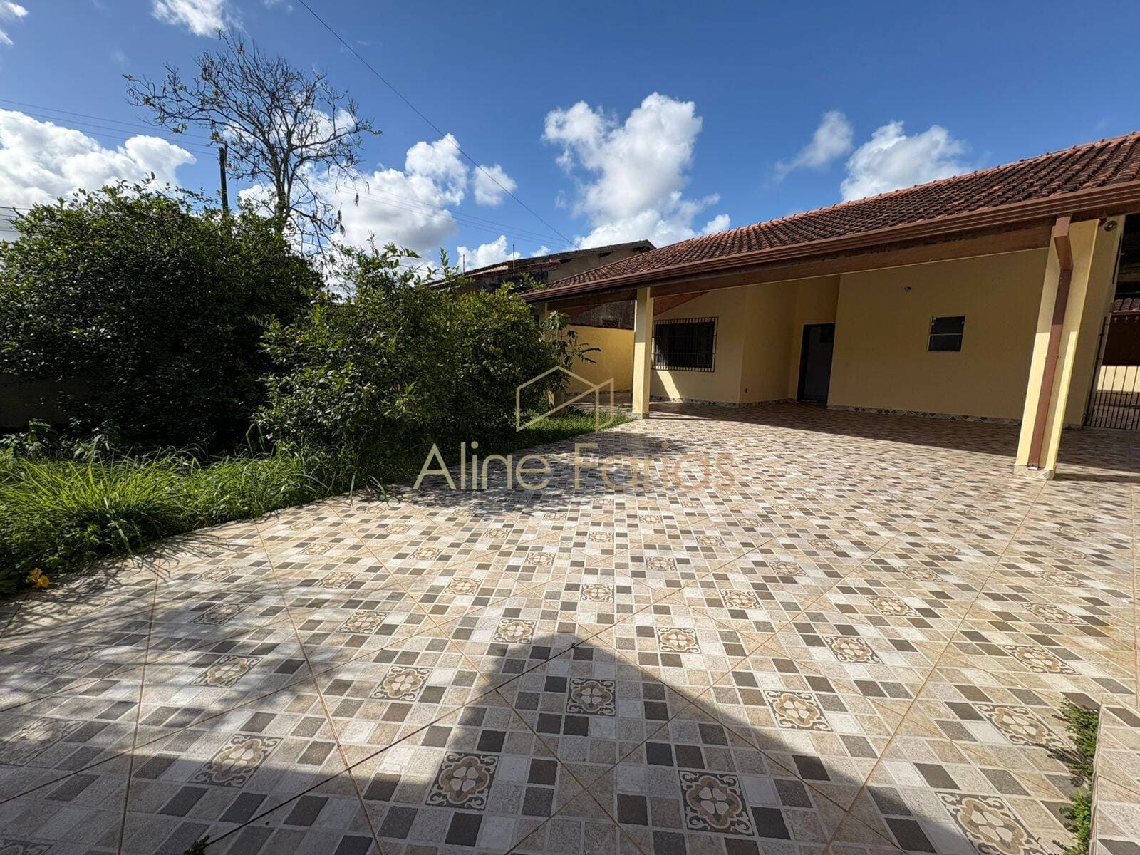 Casa térrea com edícula completa, 4 vagas, churrasqueira e espaço para piscina à venda em Peruíbe