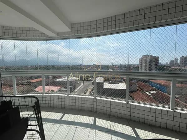 Apartamento à venda com varanda contínua a 200 metros do mar em Praia Grande