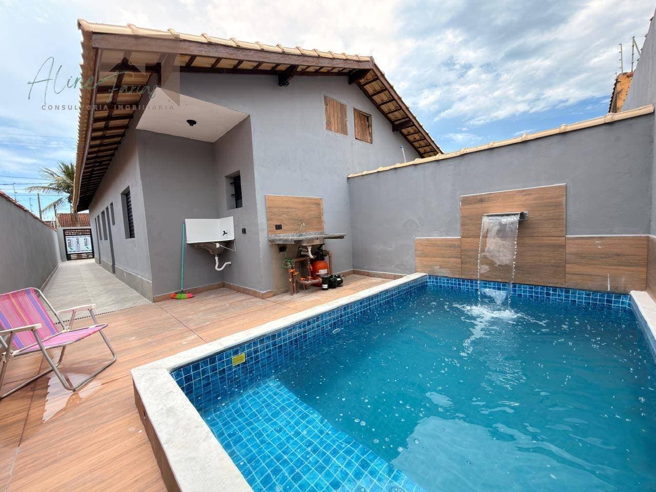Casa nova com piscina e ambientes modernos à venda em Peruíbe