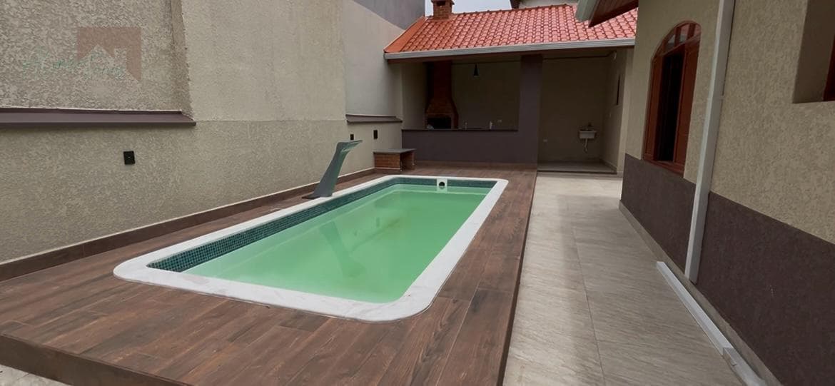 Casa pé na areia com 3 suítes, piscina e área gourmet à venda em Peruíbe