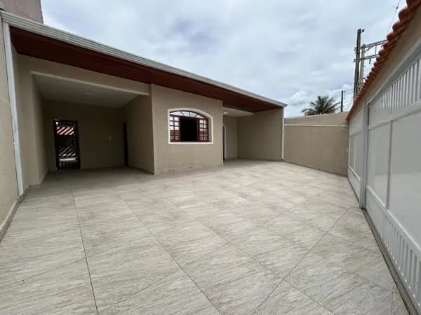 Casa pé na areia com 3 suítes, piscina e área gourmet à venda em Peruíbe