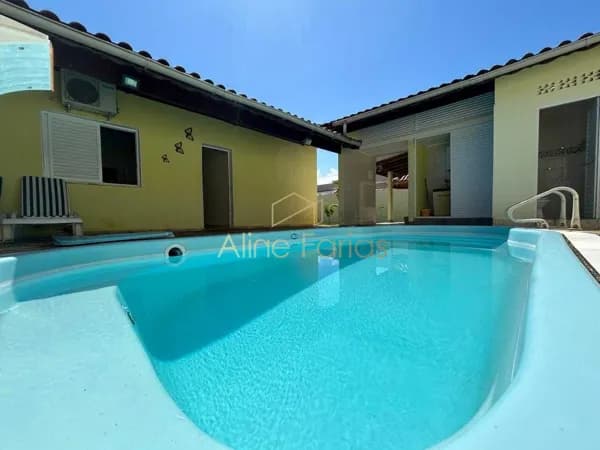 Casa com 540 m² de terreno, área gourmet equipada e 6 vagas à venda em Peruíbe