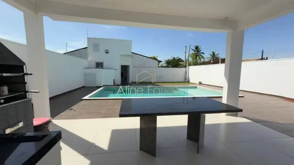 Casa de esquina com piscina à venda em Peruíbe