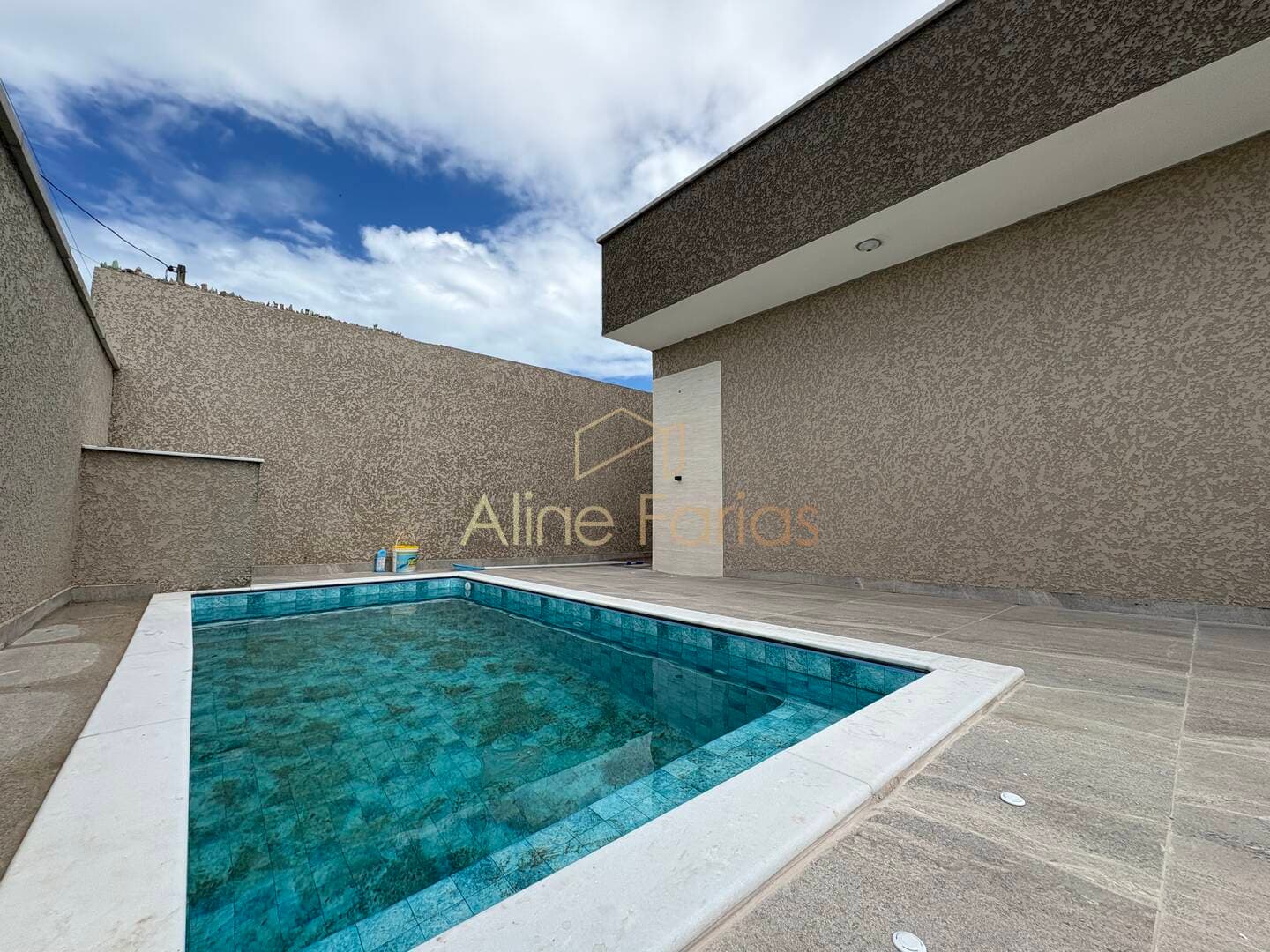 Casa nova com design funcional, área de lazer e muito espaço à venda em Peruíbe