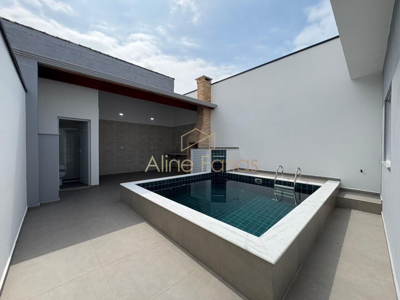 Casa nova com piscina e espaço ideal para lazer à venda em Peruíbe