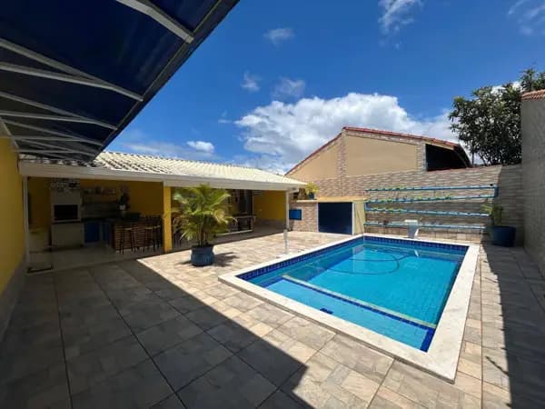 Casa com mezanino a poucos passos da praia à venda em Peruíbe