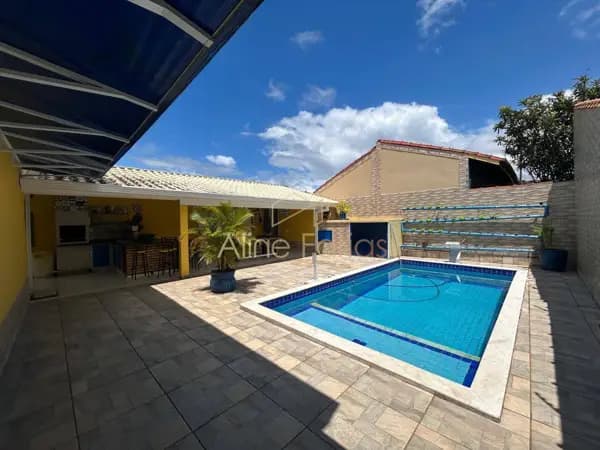 Casa com mezanino a poucos passos da praia à venda em Peruíbe