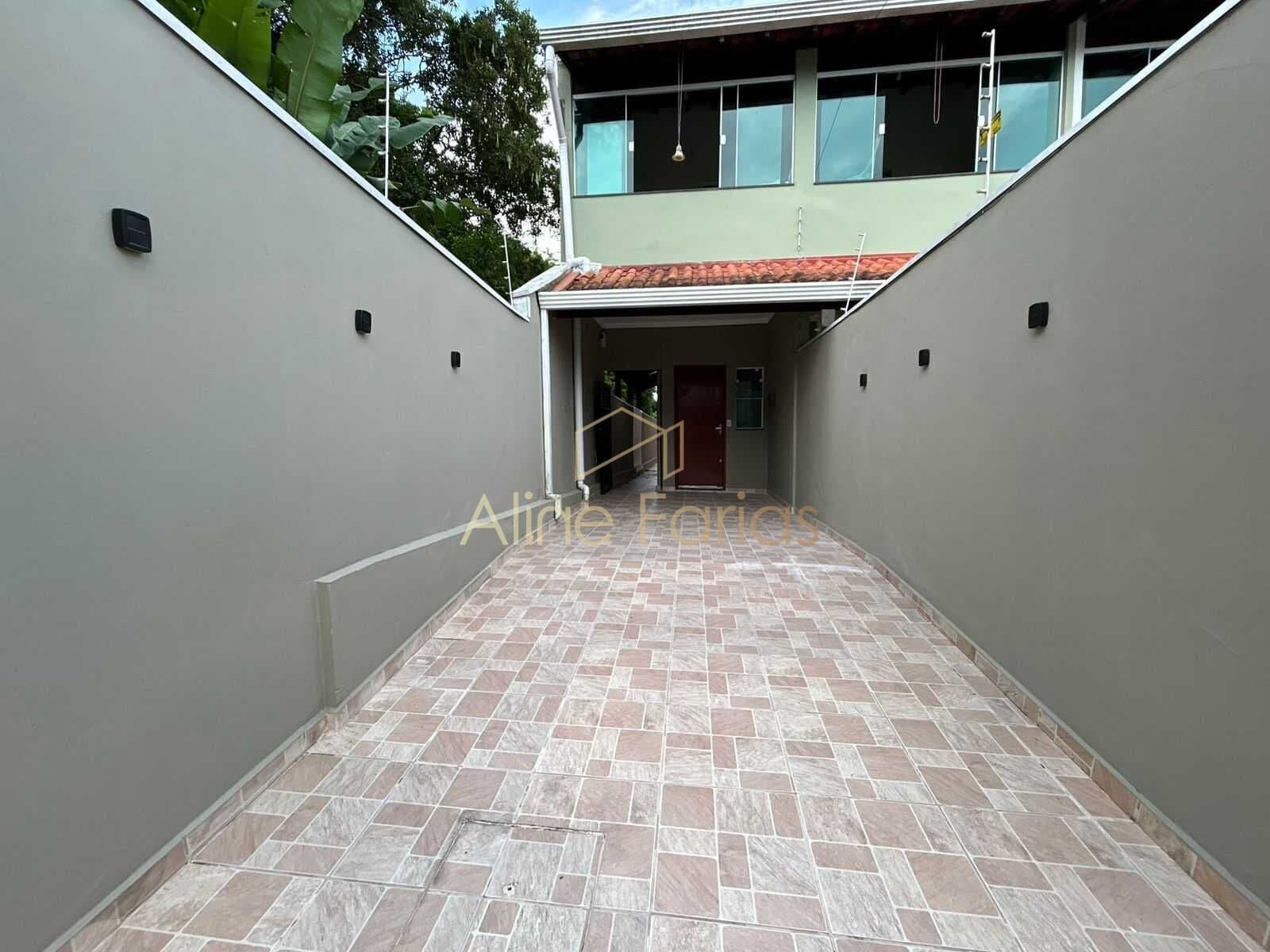 Casa nova com 3 dormitórios, quintal amplo e ótimo potencial à venda em Peruíbe