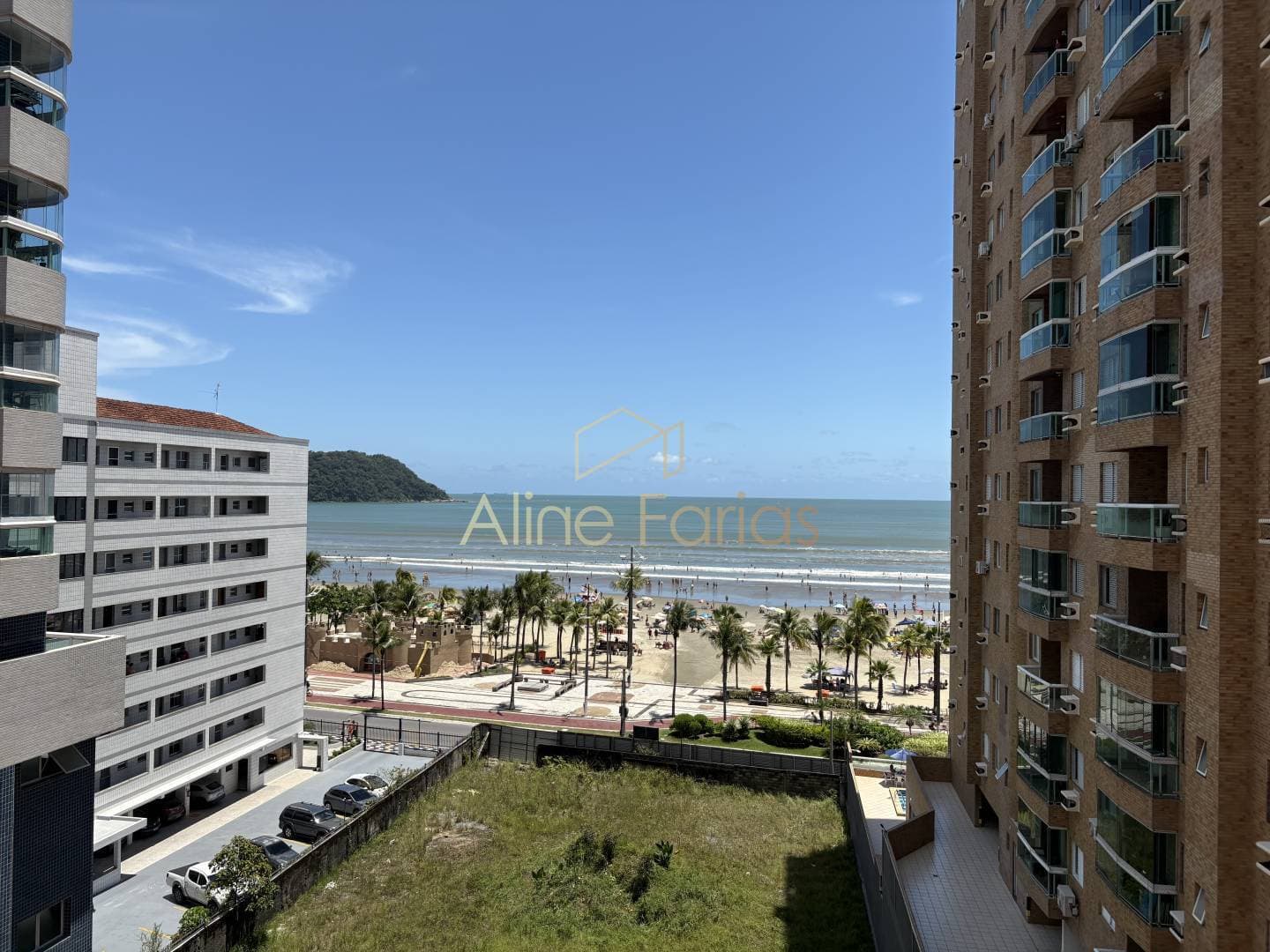 Apartamento à venda com vista para o mar a 70 metros da praia no Canto do Forte em Praia Grande