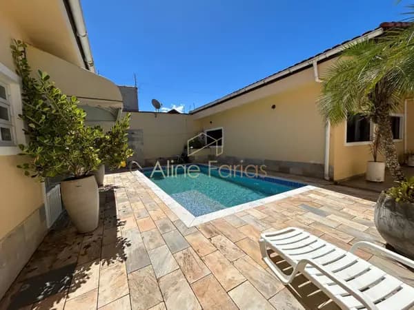Casa com energia solar e piscina aquecida à venda em Peruíbe