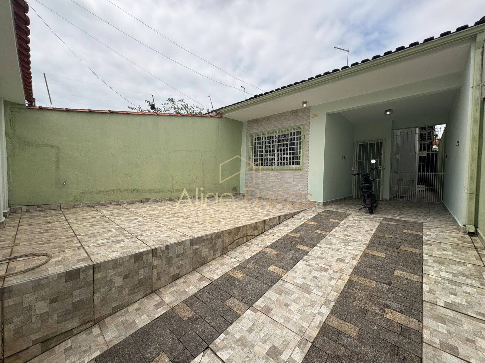 Oportunidade de moradia ou investimento: casa com churrasqueira e excelente espaço externo à venda em Peruíbe