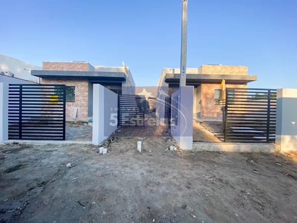 Duas Casas à Venda em Matinhos no Balneário Sant Etiene: Conforto e Praticidade em um Único Lugar