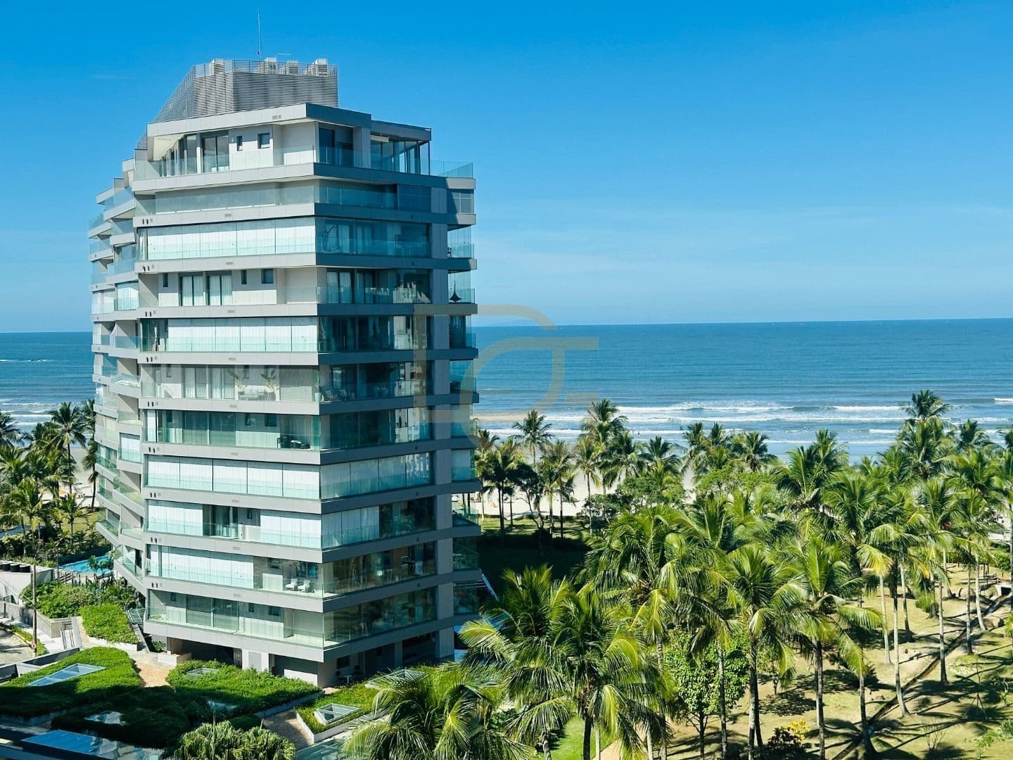 Cobertura Pé na Areia de Alto Padrão com 4 Suítes e Piscina Privativa
