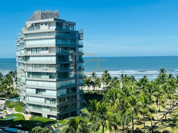 Cobertura Pé na Areia de Alto Padrão com 4 Suítes e Piscina Privativa