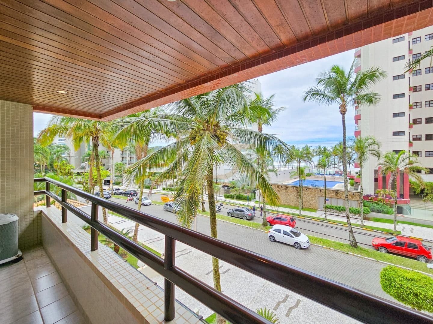 Duplex com vista para o mar na Riviera – 3 dormitórios, varanda gourmet e muito charme!