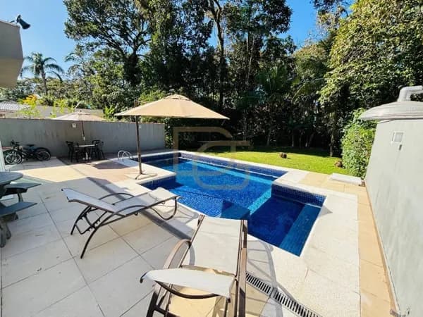 🏡 Casa Térrea Sofisticada com Piscina e Integração com a Natureza