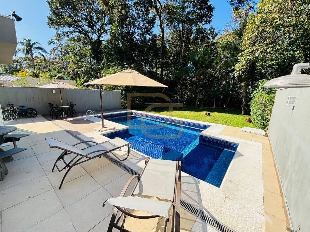 🏡 Casa Térrea Sofisticada com Piscina e Integração com a Natureza