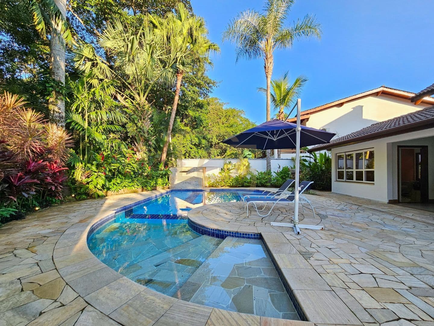 🏡 Casa Assobradada Sofisticada com 4 Suítes e Área de Lazer Completa