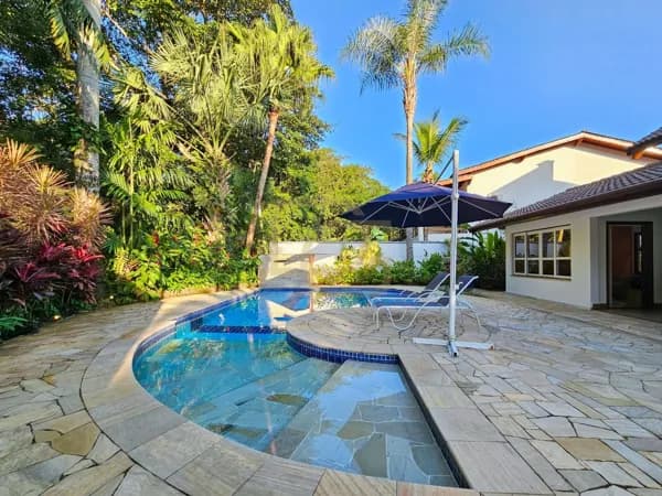🏡 Casa Assobradada Sofisticada com 4 Suítes e Área de Lazer Completa