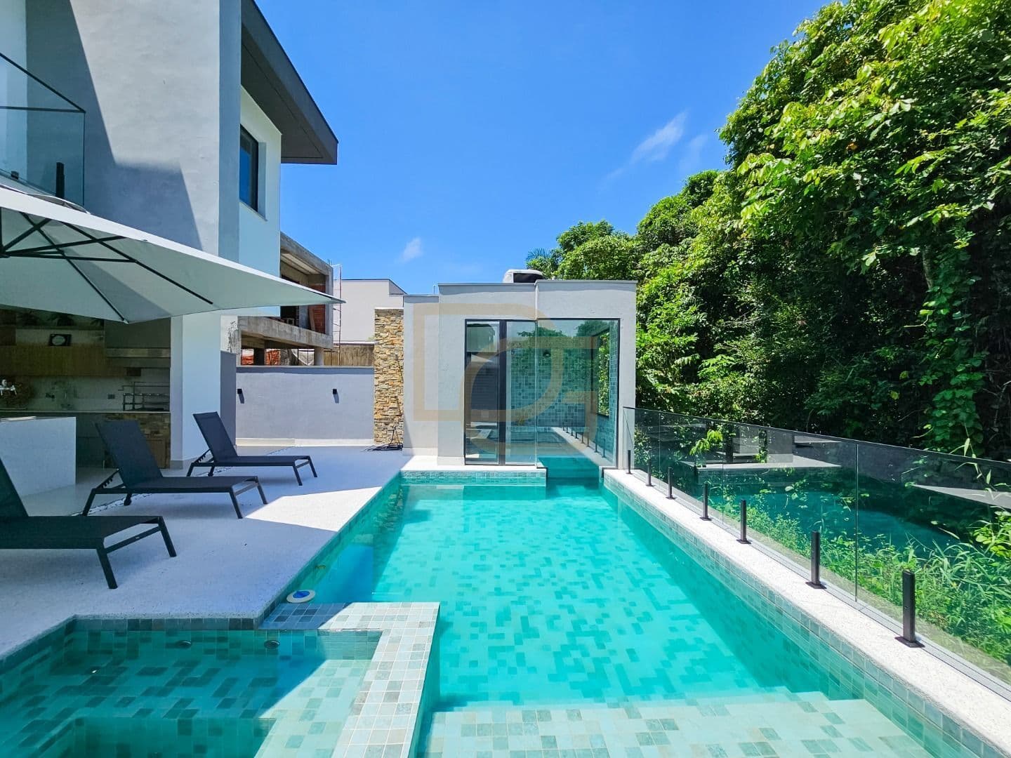 CASA DE ALTO PADRÃO À VENDA NA RIVIERA DE SÃO LOURENÇO