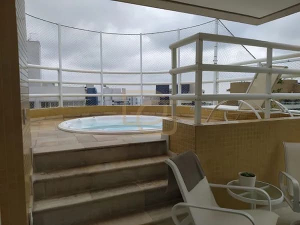 COBERTURA DE ALTO PADRÃO A POUCOS PASSOS DA PRAIA