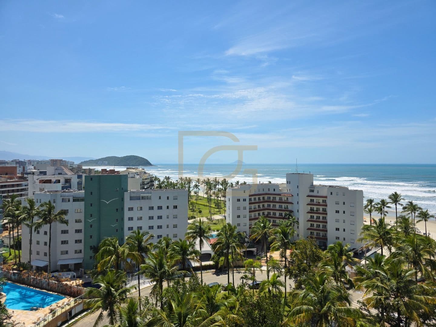 Cobertura Exclusiva com Vista Eterna para o Mar e a Mata