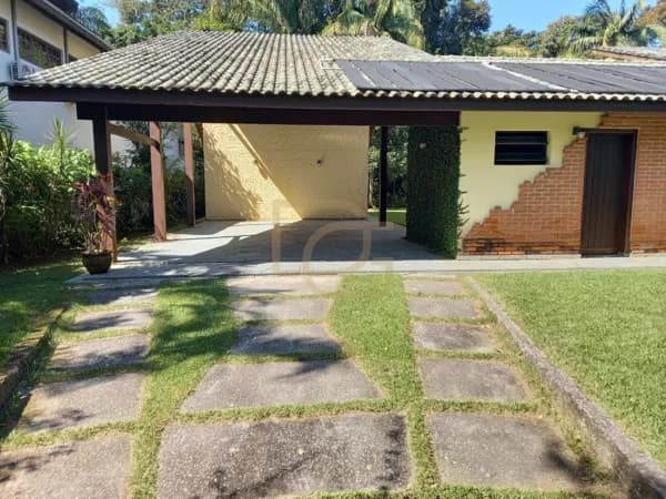 🏡 Ampla Residência com 5 Dormitórios, Piscina e 8 Vagas