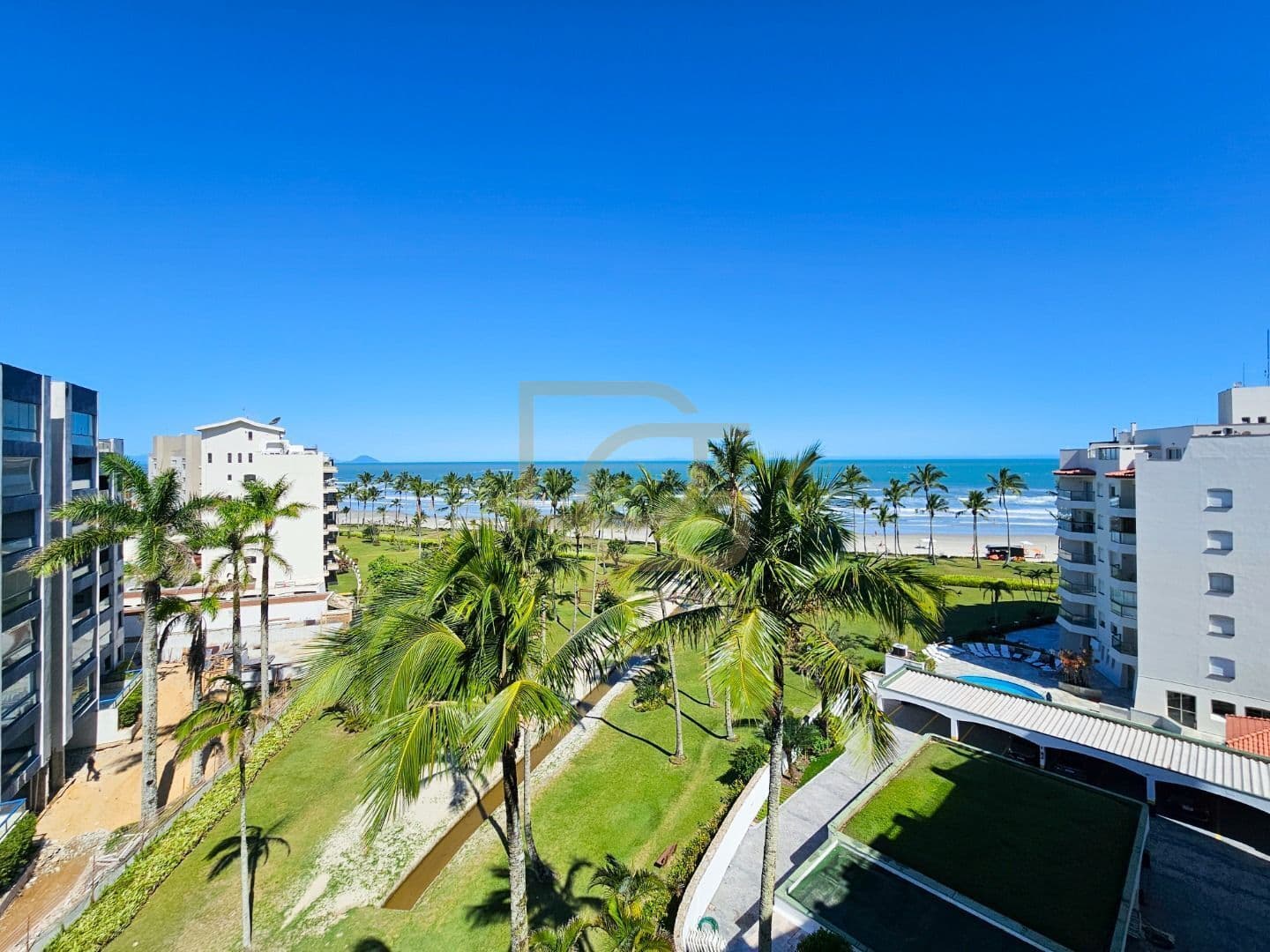 Cobertura Pé na Areia Mobiliada com Vista Panorâmica para o Mar