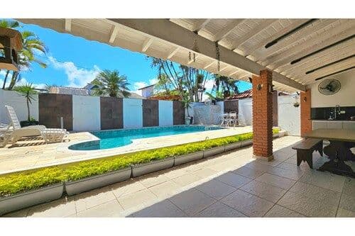 Casa em Peruíbe: Espaço, Conforto e Piscina!