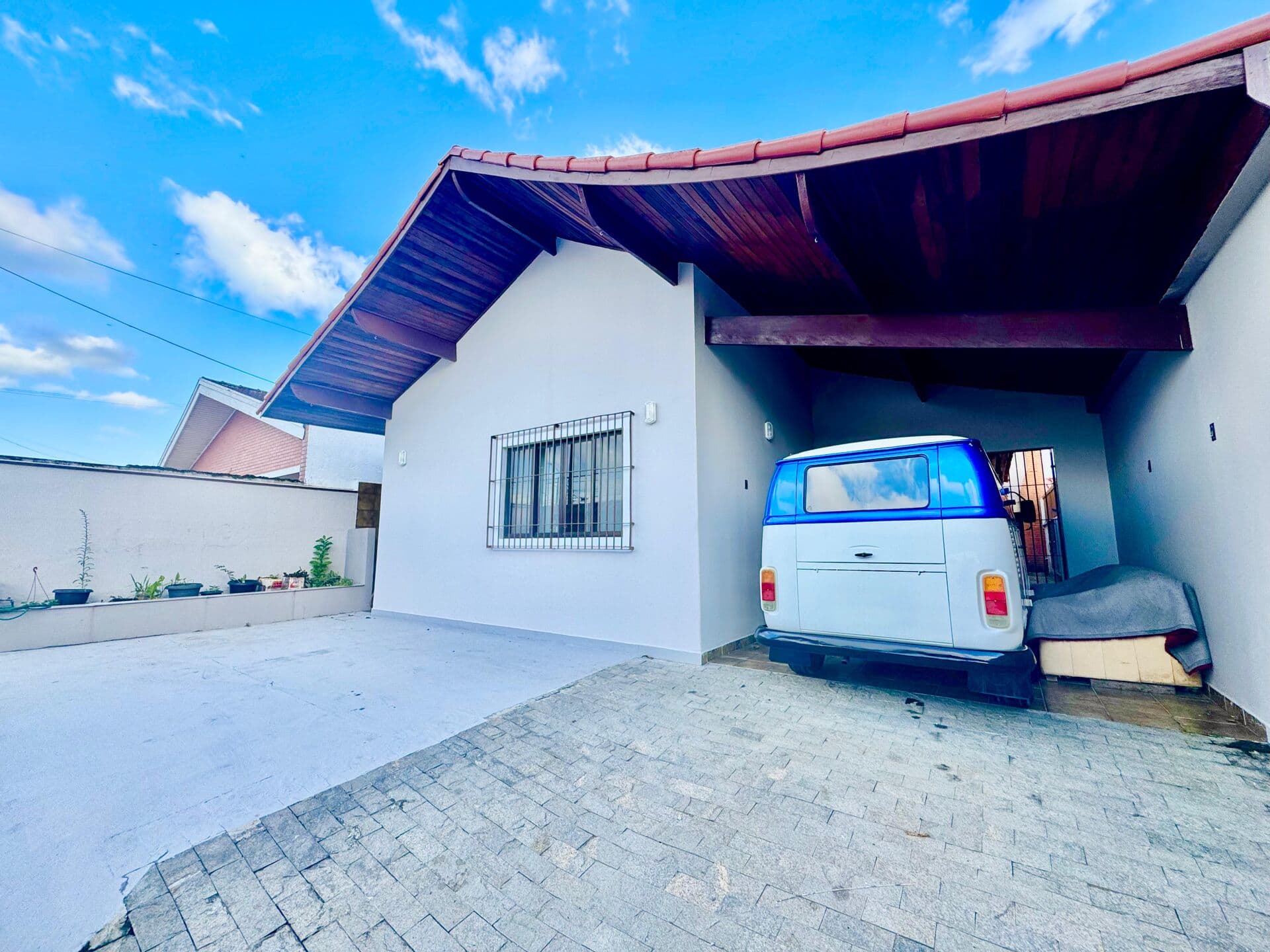 CASA LOTE INTEIRO COM EDICULA ASSOBRADADA