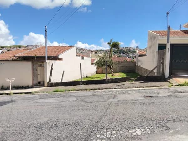 Terreno 250 metros à venda no bairro Jardim Amaryllis - Poços de Caldas/MG