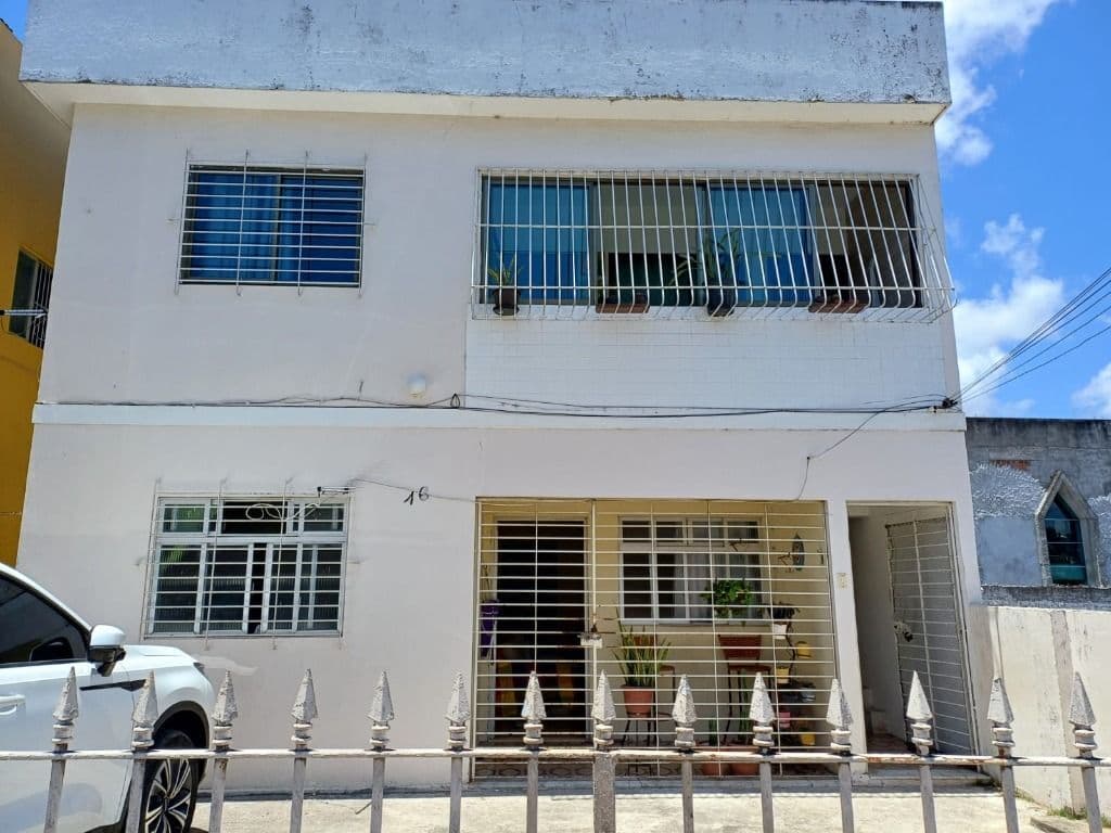 BEBERIBE - CASA NO 1º ANDAR GRADEADA TERRAÇO COM 3 QUARTOS E 1 SUITE - PRÓXIMA DA PRAÇA DA CONVENÇÃO