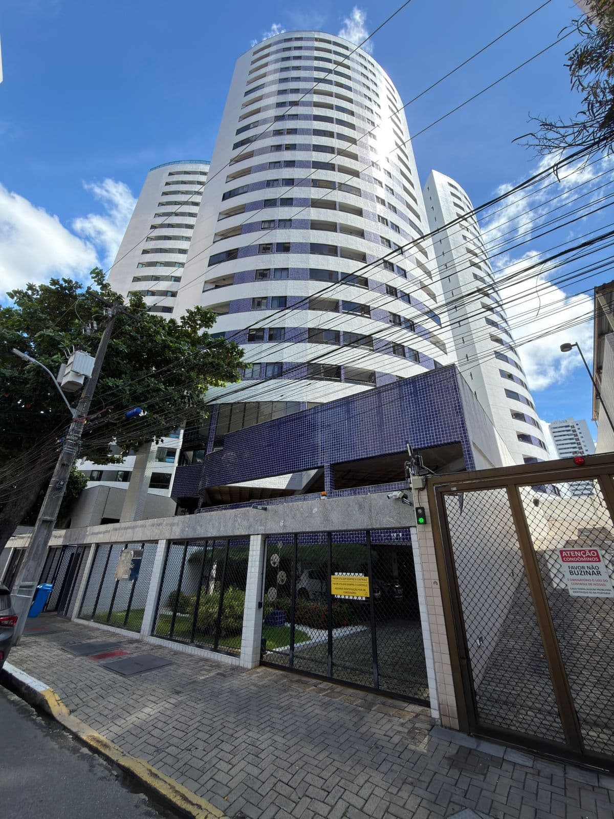 ROSARINHO - JUNTO AO COLÉGIO FAZER CRESCER VARANDA 2 SALAS 3 QUARTOS 1 SUÍTE DCE 2 GARAGENS COBERTAS