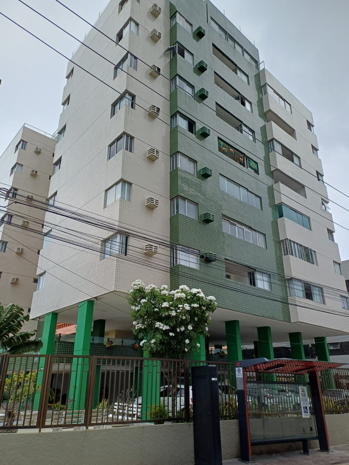ALUGA-SE APTº COBERTURA TRIPLEX SEMI-MOBILIADO – COMPLETA DE ARMÁRIOS – CASA CAIADA – OLINDA/PE