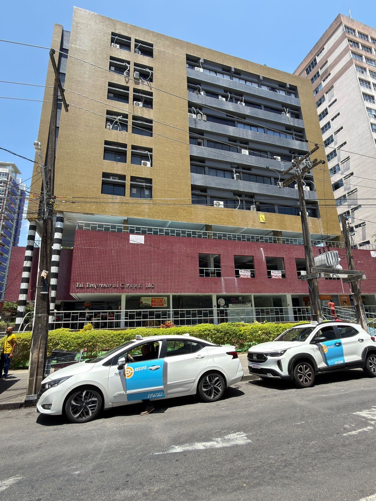 EMPRESARIAL GIRIQUITI - JUNTO AO SHOPPING BOA VIAGEM SALA NASCENTE COM 27 M2 E DIVISÓRIA E BANHEIRO PRIVATIVO COM 1 VAGA GARAGEM