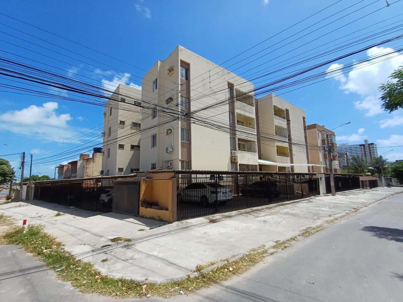 CASA CAIADA - PRÓXIMO PRAÇA DA BiBLIA VARANDA 3 QUARTOS