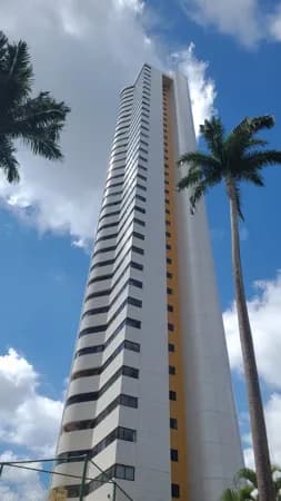 MONTEIRO - EDF. GOVERNADOR CID SAMPAIO - ANDAR ALTO 216 m² de área privativa, 04 quartos e 04 vagas de garagens