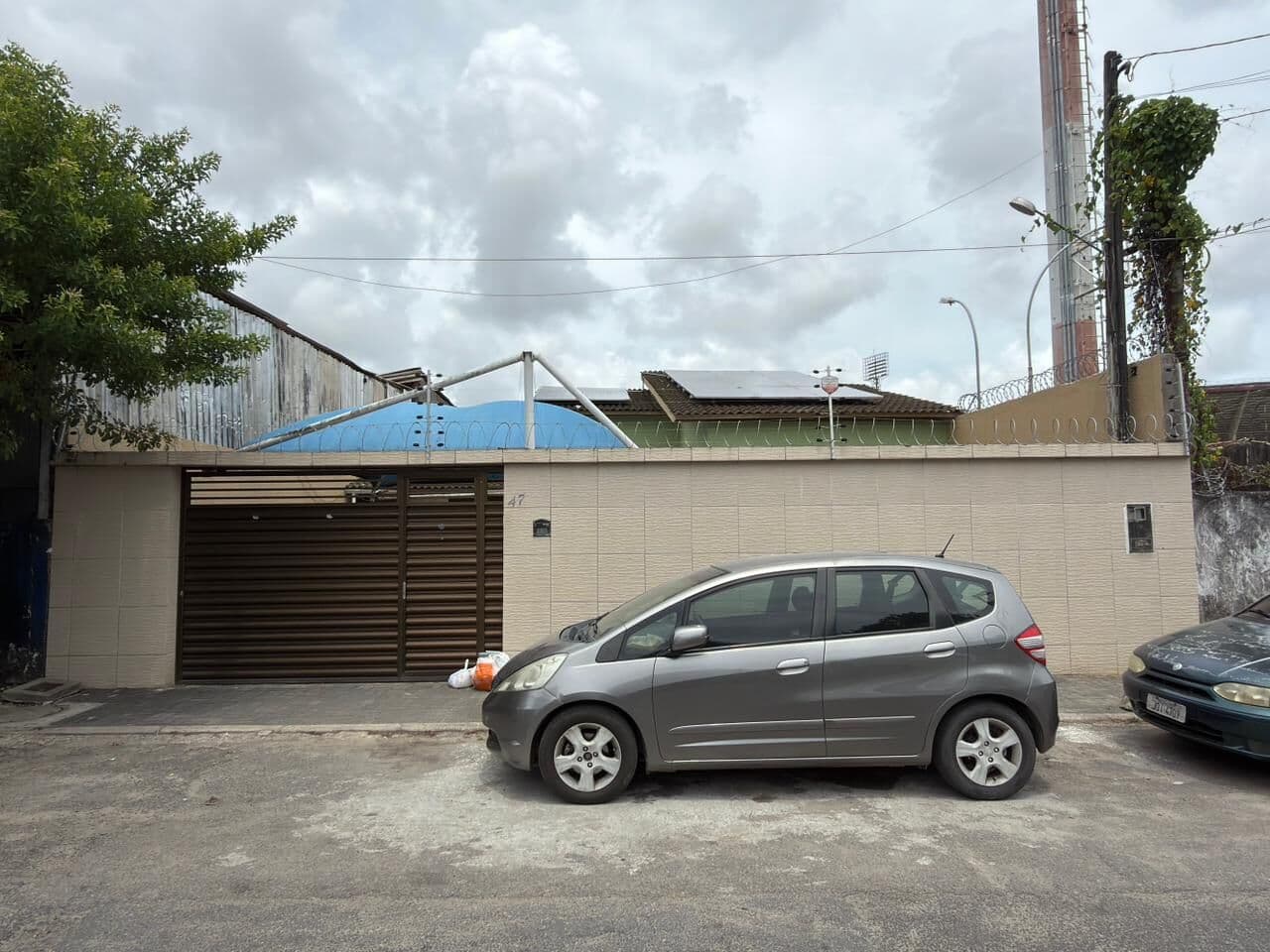 CASA PRONTO PARA USO (PARA COMÉRCIO OU RESIDÊNCIA) ÓTIMA CONSERVAÇÃO TERRAÇO 3 SALAS 7 QUARTOS 1 SUÍTE 03 WC SOCIAIS
