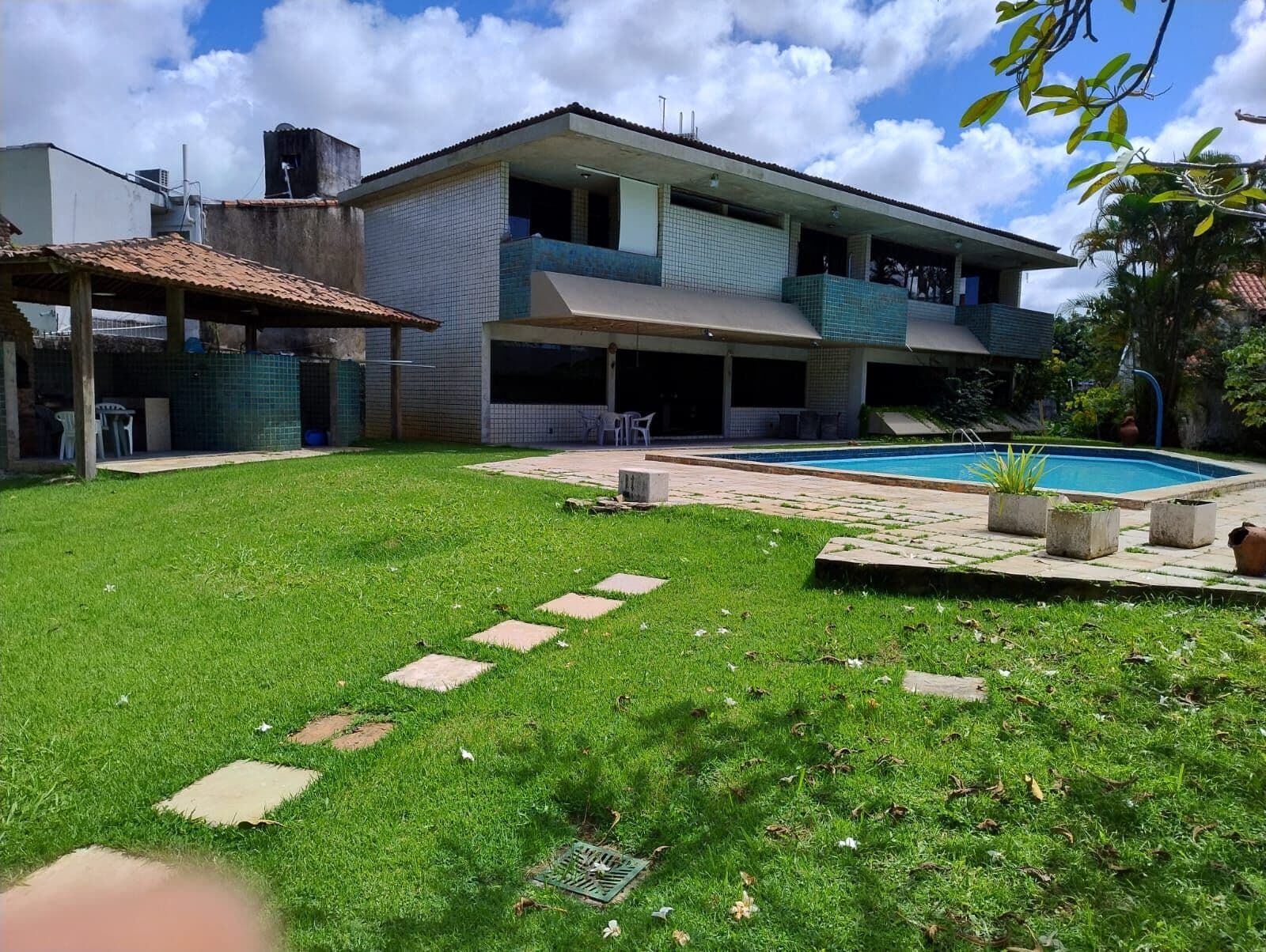POÇO DA PANELA - 2 PAVIMENTOS 05 QUARTOS 03 SUITES PISCINA 07 VAGAS CARRO TERRENO 1.416 M2 SENDO 545,17 M2 DE ÁREA CONSTRUIDA