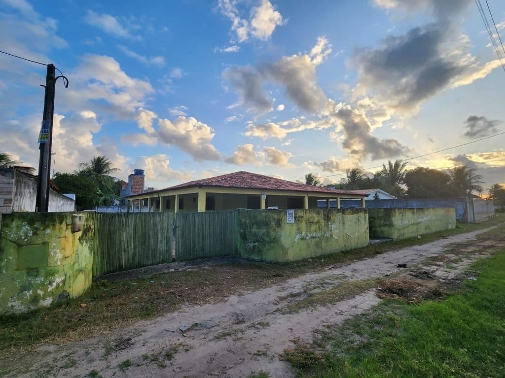 CASA NA PRAIA DE CATUAMA - VENDA - 768 M2 DE TERRENO CASA DE ESQUINA COM 4 QUARTOS 1 SUÍTE ESTACIONAMENTO PARA 12 AUTOMÓVEIS