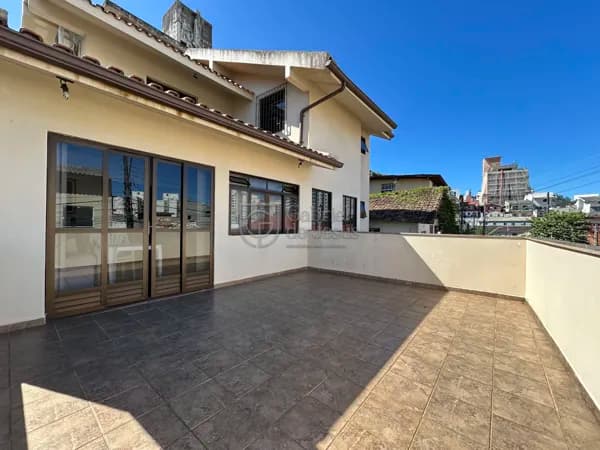 Casa de 3 pavimentos próximo ao Shopping Beiramar