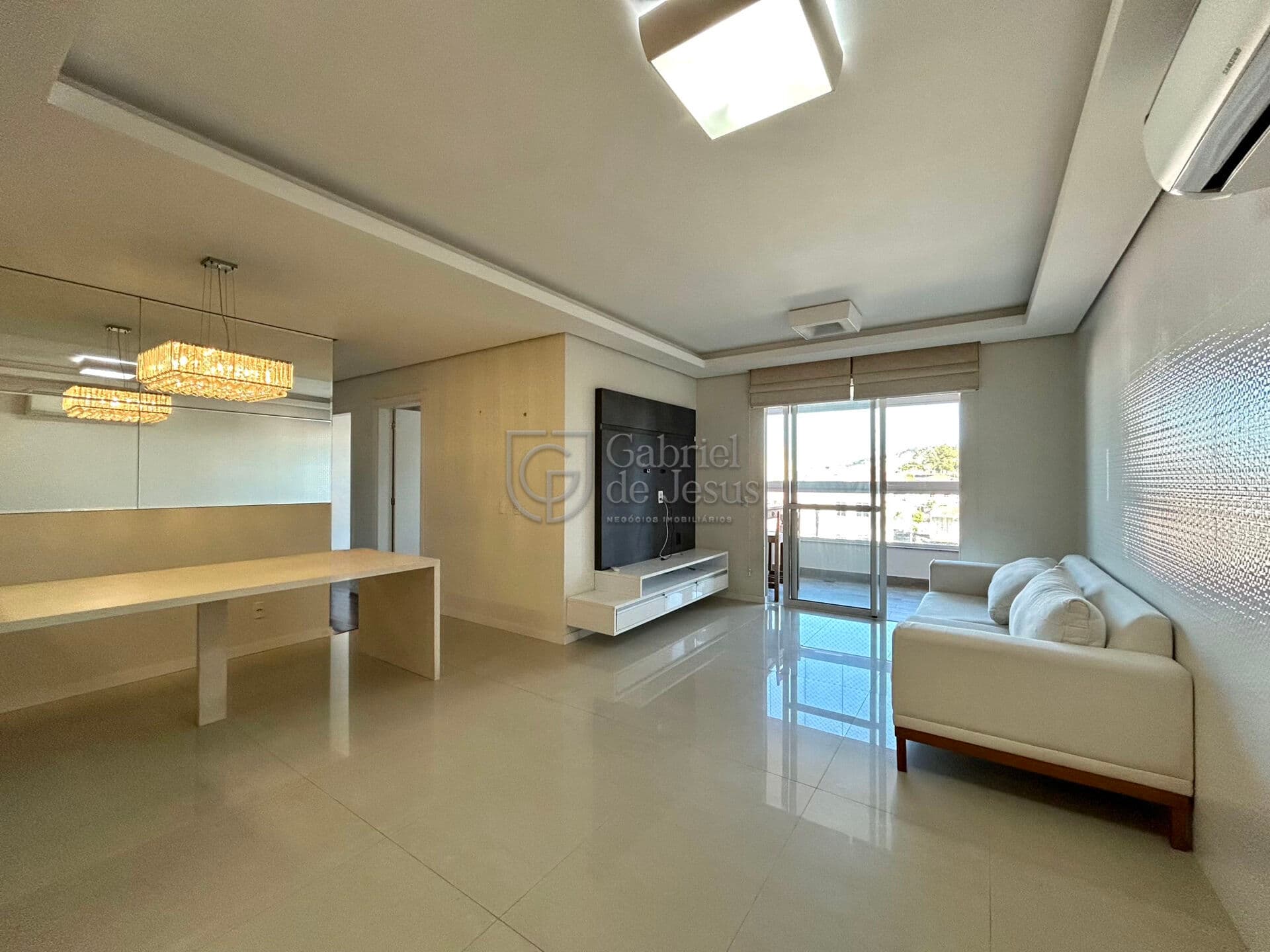 Amplo apartamento semimobiliado com home office