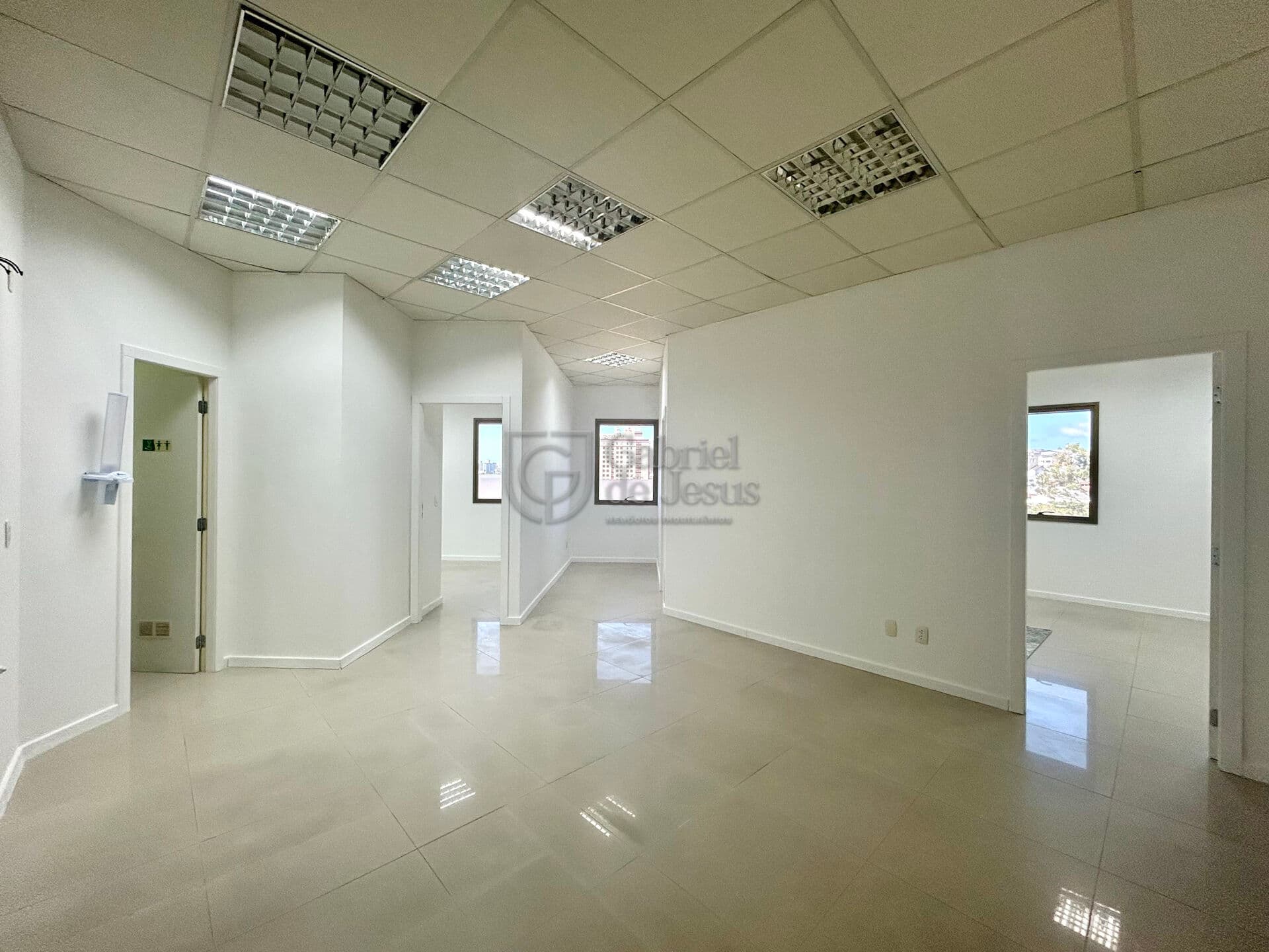 Sala comercial com 3 consultórios no Terrafirme