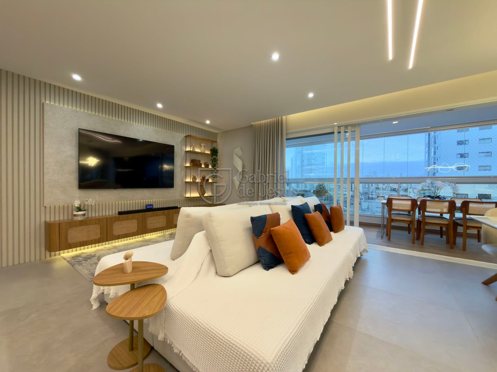 Amplo apartamento semi-mobiliado no Voga Residence