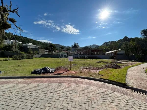 Terrenos em condomínio fechado na Camboa