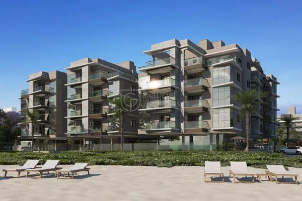 Apartamento alto padrão em condomínio pé na areia