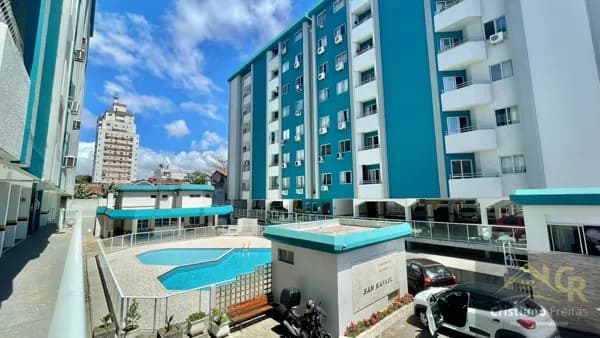 Apartamento com 2 dormitórios no Bairro Barreiros - São José.