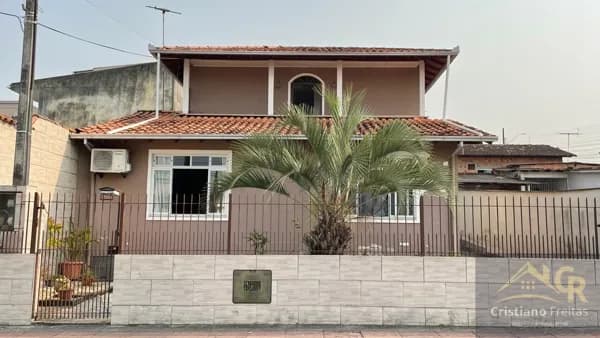 Casa com 4 dormitórios no bairro Real Parque, em São José- SC