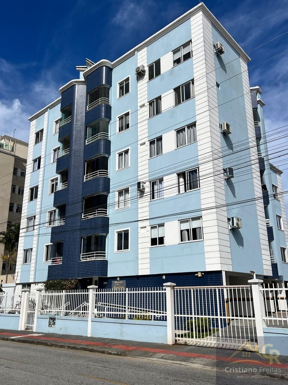 Apartamento 3 dormitórios sendo 1 suíte com 2 vagas de garagem em Barreiros - São José